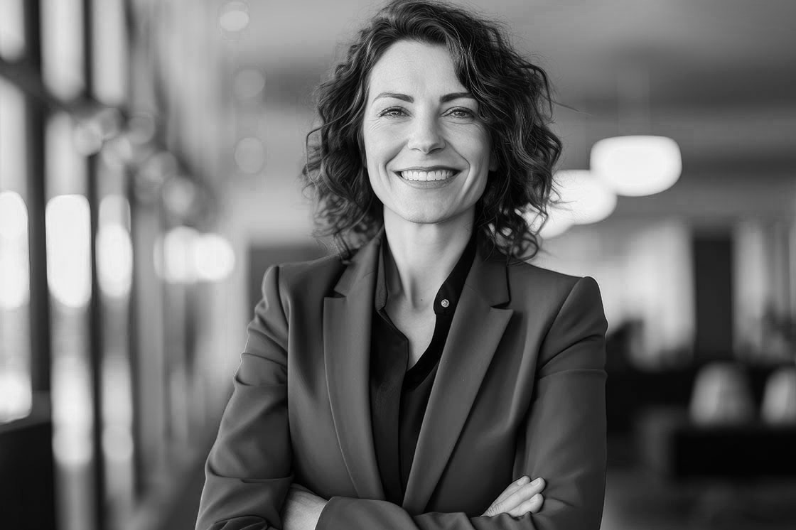 Coaching-Frankfurt-Coach-Life-Business-Karriere Eine selbstbewusste Geschäftsfrau, die sich für ein Business Coaching beim Coaching Institut Frankfurt entschieden hat. Coaching Institut Frankfurt am Main. Life Coaching und Busienss Coaching