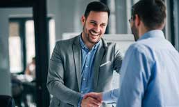 Business Coaching Frankfurt (2024) Ein Mann schüttelt einem anderen Mann die Hand. Business Coaching Frankfurt.