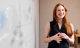 Personal Coaching Frankfurt (2024) Eine zufriedene Frau durch Personal Coaching Frankfurt.